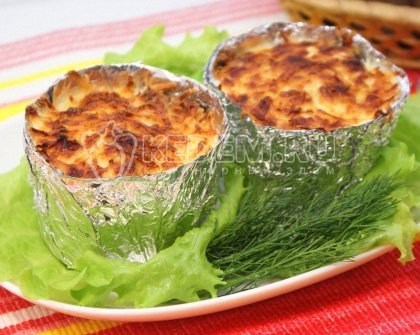Куриное филе с грибами и сыром в горшочках из фольги