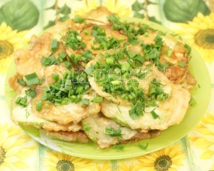 Кабачки в кляре с зеленью