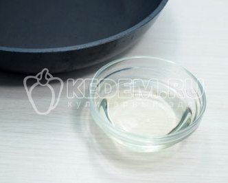 Баклажаны тушеные с овощами на сковороде
