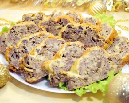 Мясной рулет с грибами и сыром «Новогодний»