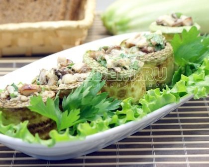 Рулетики из кабачков фаршированные грибами и сыром