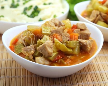 Мясное рагу с кабачками