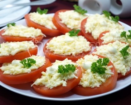 Помидоры с сыром и чесноком