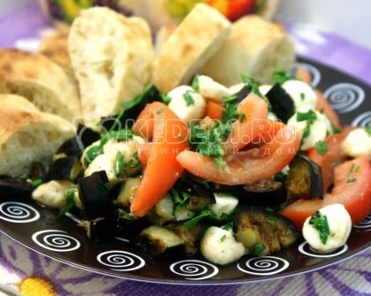 Закуска из баклажан с шариками моцареллы