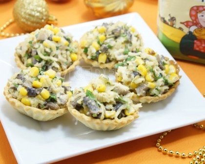 Тарталетки с шампиньонами, сыром и кукурузой