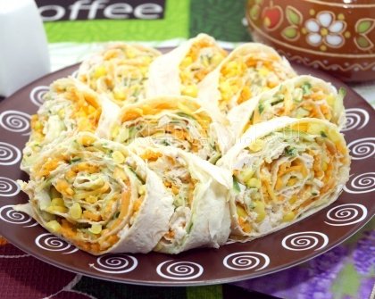 Рулет из лаваша с курицей и морковью по-корейски