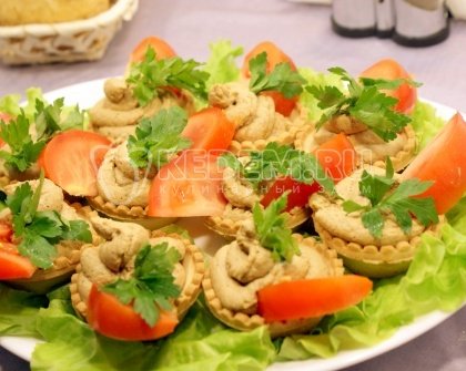 Тарталетки с печеночным муссом и помидорами