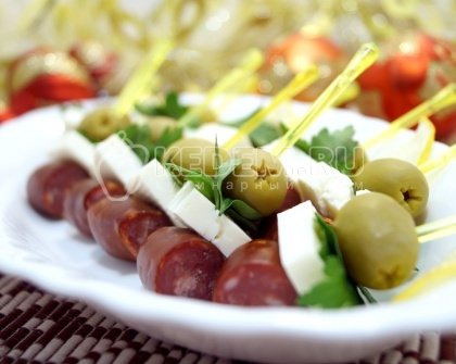 Канапе с копчеными колбасками