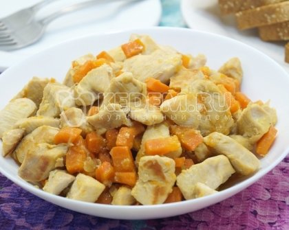 Куриное филе с овощами на сковороде