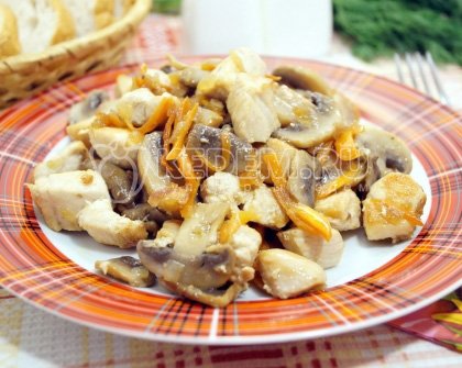 Куриная грудка с грибами на сковороде