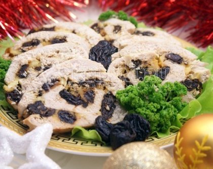Куриный рулет с черносливом и сыром