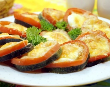 Кабачки с помидорами и сыром