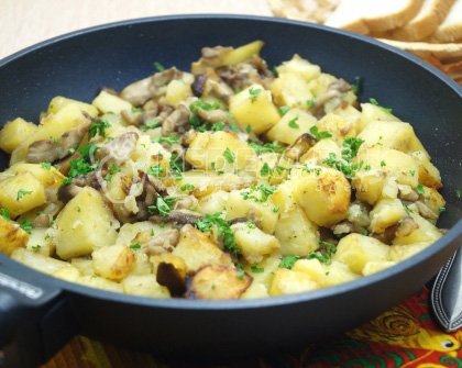 Маслята жареные с картофелем на сковороде
