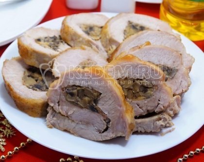 Праздничный мясной рулет с грибами