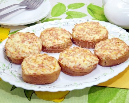 Горячие бутерброды с колбасой