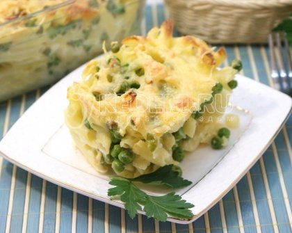 Запеканка из макарон с сыром и зеленым горошком