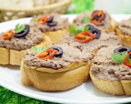 Бутерброды с паштетом из куриной печени